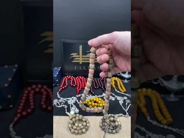 سبحة مسكي بلون عفني وأسود مع شرابة معدنية أثرية