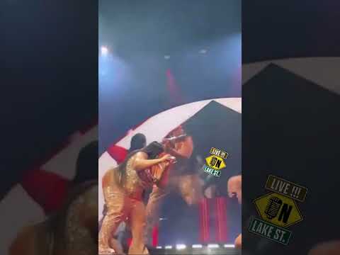 #lizzo showing off her #flute skills 😲😲😲