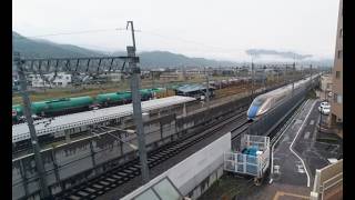 早朝の篠ノ井駅を高速通過する北陸新幹線、あさま602号東京行き