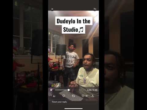 DudeyLo screaming in the mic