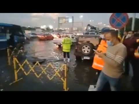 محافظ القاهرة وعدد من المسؤلين يتابعون عمليات شفط المياه بمنطقة المنصة