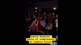Laura Pausini canta tanti auguri a Sophia Loren al suo compleanno