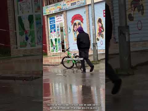 😳 Quand il va se placer sur le vélo…