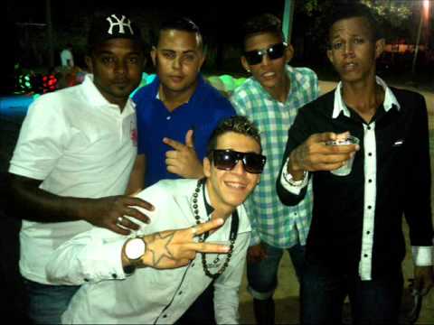 Ozz Bambinos sentando no cabeção