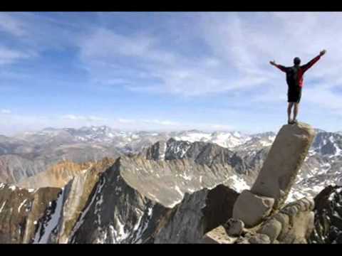 con las manos levanta - macaco