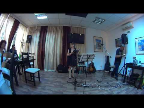 Maria Udrea recitand versuri proprii