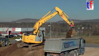 preview picture of video 'New Holland E235B SR Loads Dump Trailer / Sattellkipper, Waiblingen, Germany, 09.03.2015.'
