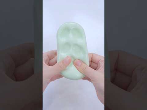 ペタペタを極めた餅スクイーズを触る