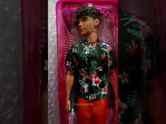 Vídeo relacionado con Barbie Fashionistas Ken Muñeco n. 241 rubio con un polo de rayas rojas y blancas, pantalones cortos rosas, calcetines blancos y zapatillas deportivas, HYV01