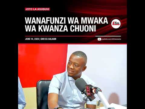 STAN BAKORA NA WANAFUNZI WA CHUO WA FIRST YEAR.