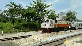 Hunting di stasiun !!!!!|| emang boleh??.KA Wijaya Kusuma 118 melintas langsung stasiun Argopuro