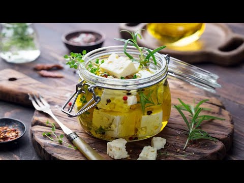 🧄 Feta marinée aux herbes en bocal – Une idée simple et parfumée à picorer sans fin 🌿🧀