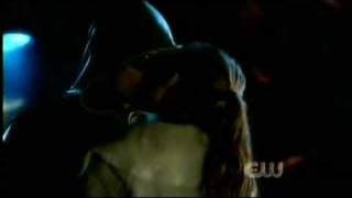 Lois kisses Clark as Green arrow
