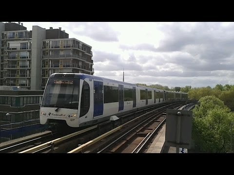 RET Metro Combi Type R op Lijn E komt aan op Zuidplein richting Den Haag Centraal