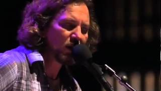 Eddie Vedder with Natalie Maines close your eyes