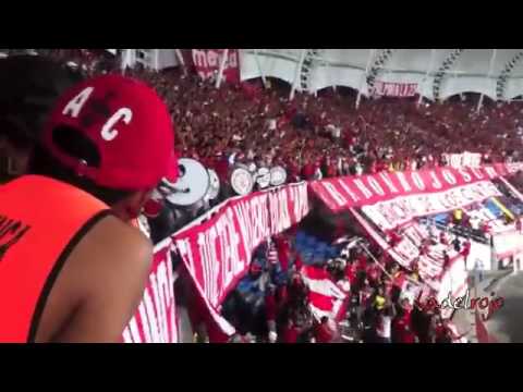 "La orquesta escarlata ingresa a la popular Barón Rojo Sur L H D L C América vs Alianza" Barra: Baron Rojo Sur • Club: América de Cáli