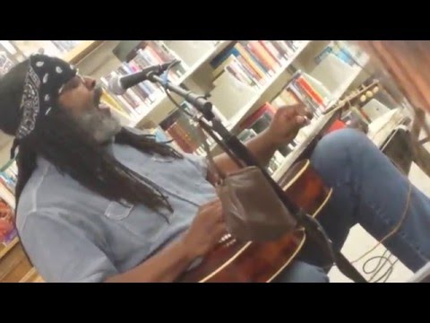 Livin' in a Strain - Alvin Youngblood Hart