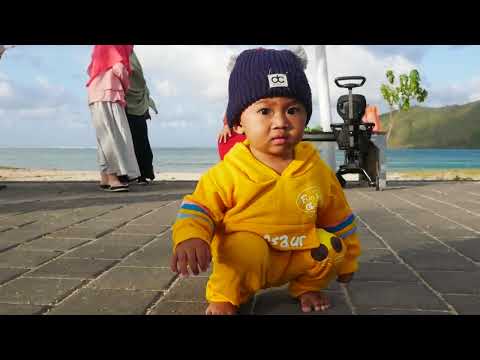 Keseruan Qais Belajar Jalan di Pantai Kute Lombok