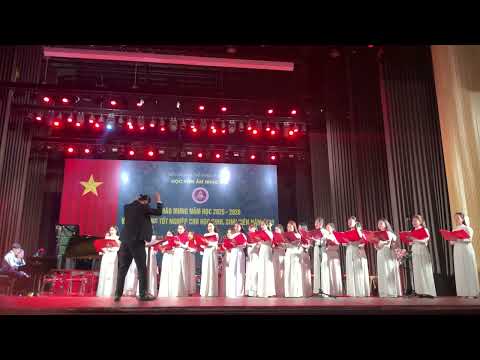 Hợp xướng tác phẩm The Bat. Âm nhạc: Andy Beck