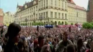 Thousands Attempt Guitar Playing Record