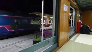 preview picture of video 'สถานีรถไฟลำชีตอนค่ำ'