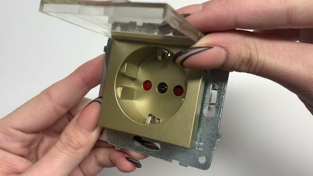 Розетка одинарная с крышкой и защитой от детей OVIVO Grano титан (600-000312-243)