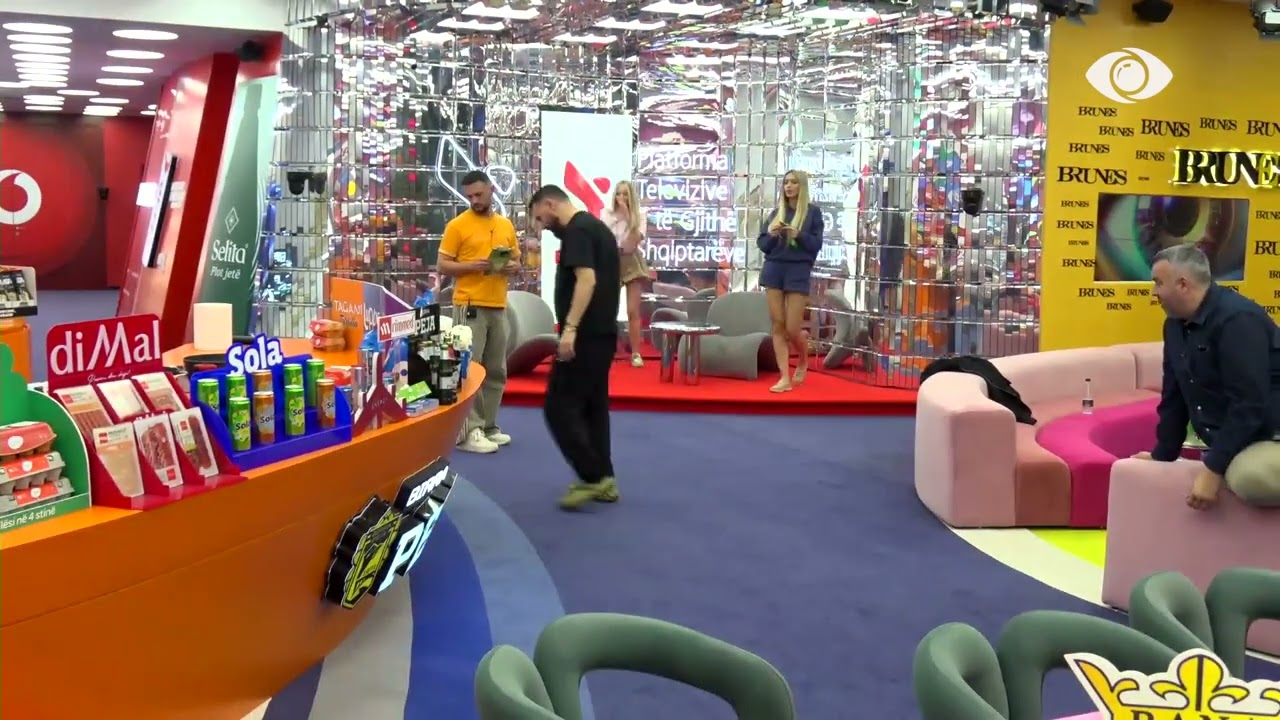 Një mik i paftuar hyn në shtëpi, ja reagimi i banorëve