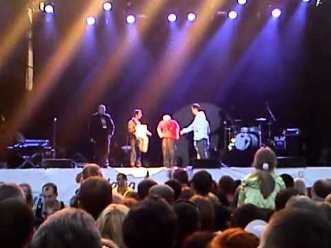 [MAMY MAJ SZCZECIN] Henio przymierza koszulkę.