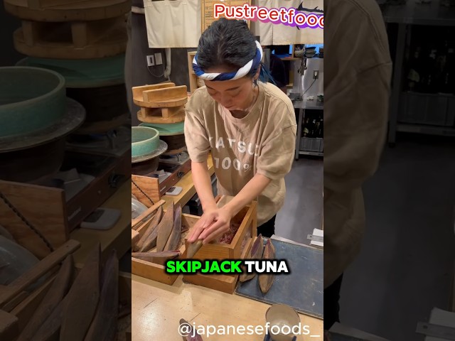 Vídeo relacionado con Umami Katsuobushi Copos de Bonito 40g - Hanakatsuo Auténtico - Pesca Sostenible, Secado Lento - Ideal para Caldo Dashi, Takoyaki y Okonomiyaki