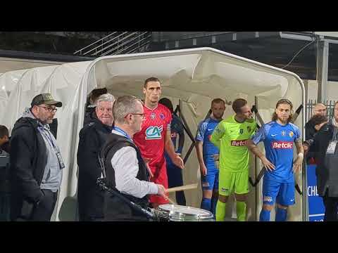 L'entrée des joueurs entre l'US Concarneau (Nat.) et le Stade Briochin (Nat.)