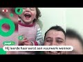 Vader leert dochtertje om te lachen als er bommen vallen