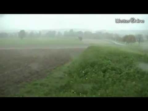 Wolken, Sturmböen und Platzregen - Herbstgewitter am Abend