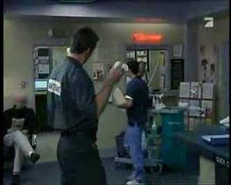 Ralfie kotzt in den Fahrstuhl