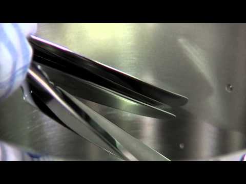 polieren von glaeser und besteck