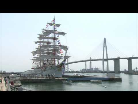 海王丸と新湊大橋