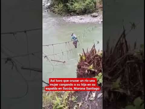 Así tuvo que cruzar un río una mujer cargando a su hija en su espalda en Sucúa, Morona Santiago, 🇪🇨