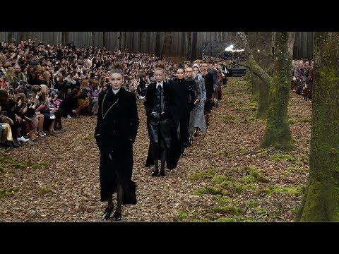 CHANEL Show - Women's Collection Autumn/Winter 2018/19 in Paris (with interviews)
