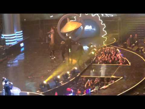 150325 QQ Music Awards WINNER Exit (Run, Taehyun run!)