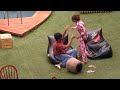 Abhishek Fukra Insaan Aur Jiya Ki Beach Hue Pyaar Bhari Nok Jhok