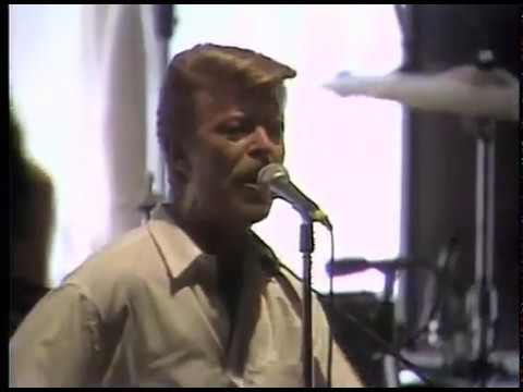 TIN MACHINE PERFORM TIN MACHINE PRO-SHOT IN AMSTERDAM 1989