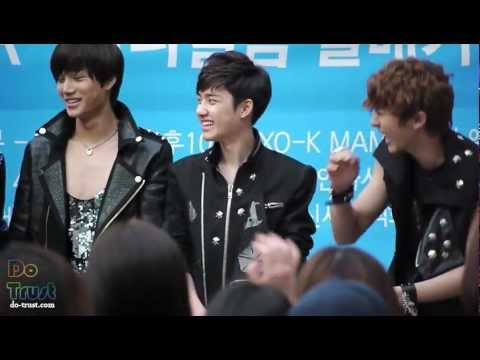 120428 Exo-K Incheon Fansign - D.O & members around
