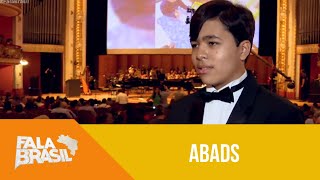 Conheça a história do jovem pianista que superou as barreiras do autismo com apoio da ABADS