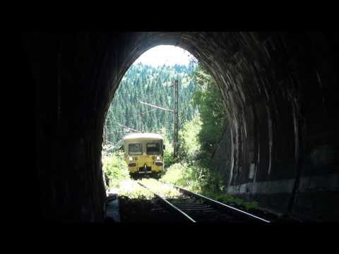Trenul R5704 Ilva Mica - Suceava trece viaductul Larion si intra in tunel - 01.08.2017