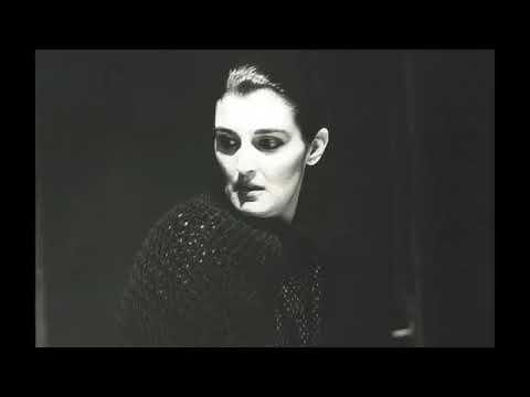 Η Φλαντρώ (1925) του [[#Παντελή Χορν#]] σε ραδιοφωνική παραγωγή, με σκηνοθεσία Πέτρου Νάκου και τη Μίνα Χειμώνα στον ομώνυμο ρόλο. Σε ένα αρχοντόσπιτο νησιού του Αιγαίου, η χήρα Φλαντρώ ερωτεύεται κρυφά τον νεαρό Νότη Σερδάρη, τον οποίο διεκδικεί και η κόρη της Μυρτώ. Ο Χορν ονόμασε το έργο «τραγωδία του πόθου» και διεύρυνε έτσι το πλαίσιο της ηθογραφίας προς το ψυχολογικό δράμα.