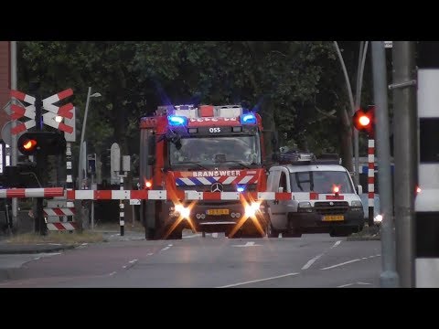 (Vast voor spoorbomen) Prio 1 TS 21-3131 met spoed naar een Buitenbrand in Oss
