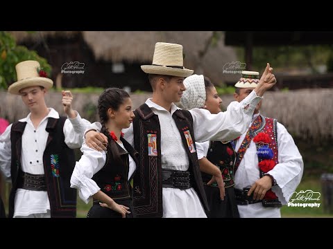 Joc în sat  - Ansamblul Folcloric Național Transilvania (1)