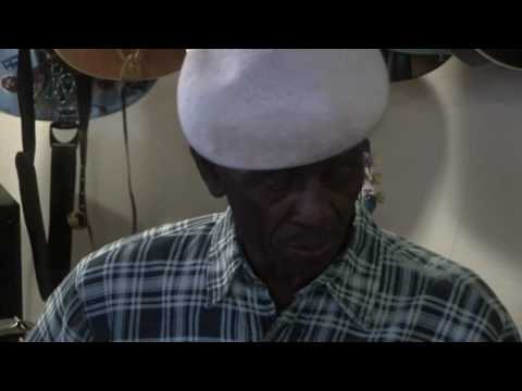 Blues legend John Dee Holeman plays "It Hurts Me Too"