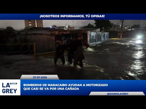 Bomberos de Maracaibo ayudan a motorizado que casi se va por una cañada | #maracaibo | Zulia
