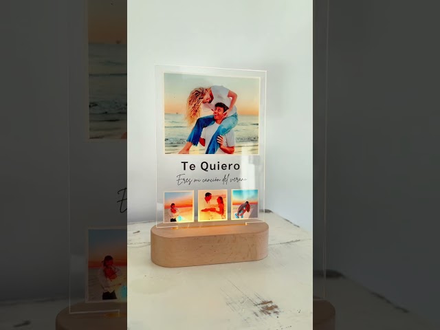 Vídeo relacionado con Cristal Plaque - Lámpara Personalizada con 4 Fotos y Dedicatoria Central | Placa de Metacrilato con Luz LED | Base de Madera USB | Regalo Original con Fotos y Mensaje