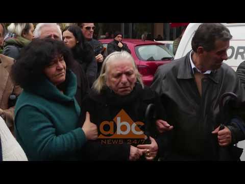 Protestuesit para gjykates, tension mes deputeteve te opozites dhe policise | ABC News Lajme